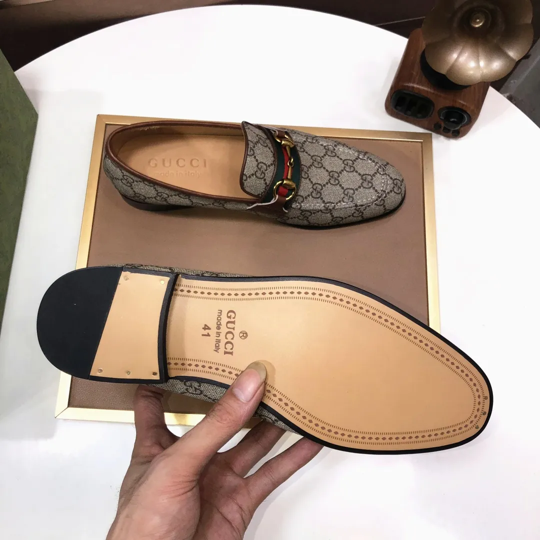 Men's shoes💰500💰Italy's top luxury men's shoe giant (GUCCI) (Gucci) (full cowhide lining) new arrival🍃Original European style🔰 Pleasant to the eye😍In order to make the shoes more durable and non-deformable🌀The production continues to follow traditional methods but there is still no lack of innovation💪Choose original sheepskin for the leather♻️ Smooth and natural And extra bright ⭐Made of imported cowhide, the first choice of rich people 38-45 (45 customized)